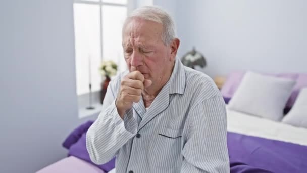 身穿睡衣躺在床上咳嗽的年长者身体不适 这是一个健康问题 预示着他卧室的舒适会导致感冒或支气管炎 — 图库视频影像