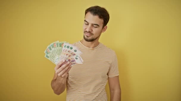 Задоволений Молодий Іспаномовний Чоловік Тримає Гроші Широко Посміхається Показуючи Здорові — стокове відео