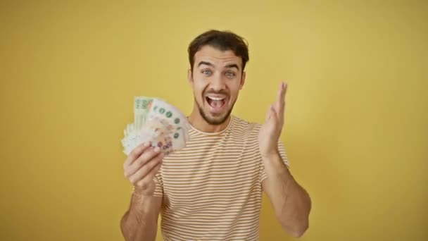 Переможний Молодий Іспаномовний Чоловік Радістю Тримаючи Гроші Відзначає Радісною Переможною — стокове відео