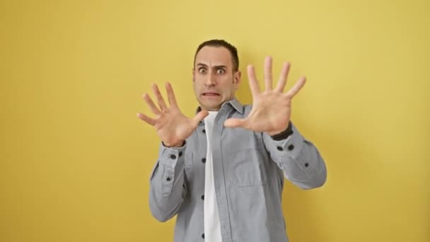 Homem Hispânico Jovem Aterrorizado Camisa Expressando Pânico Com Gesto Mão — Vídeo de Stock