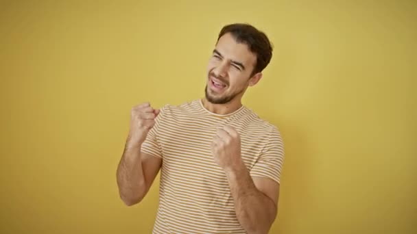 Ein Lebhafter Junger Hispanischer Mann Gestreiftem Shirt Jubelt Über Einen — Stockvideo