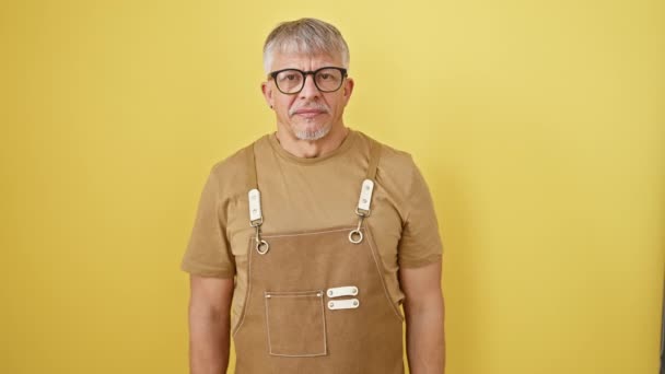 Sorprendido Hombre Mediana Edad Pelo Gris Con Gafas Delantal Cubriéndose — Vídeo de stock