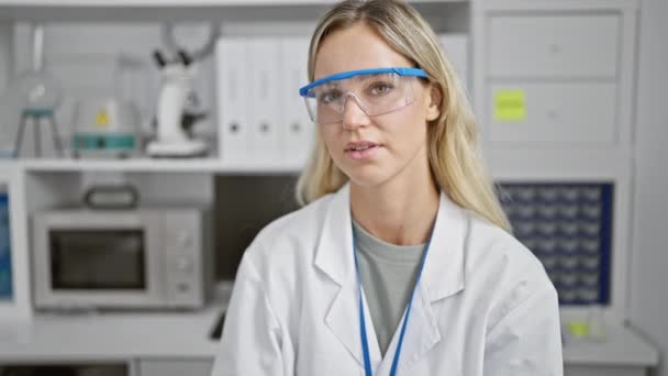 Uma Jovem Cientista Caucasiana Laboratório Com Óculos Segurança Sorri Enquanto — Vídeo de Stock