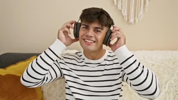 Glada Ung Latinamerikansk Man Njuter Den Sista Noten Tryggt Hörlurar — Stockvideo