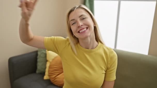 Веселая Молодая Блондинка Игриво Подает Победу Табличкой Лице Надевая Футболку — стоковое видео