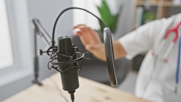 Kulaklık Takan Odaklanmış Bir Adam Modern Bir Radyo Stüdyosunda Mikrofona — Stok video