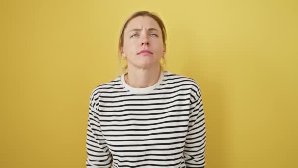 Zuřivá Mladá Blondýnka Křičí Frustrací Vztekle Křičí Zatímco Stojí Izolovaný — Stock video