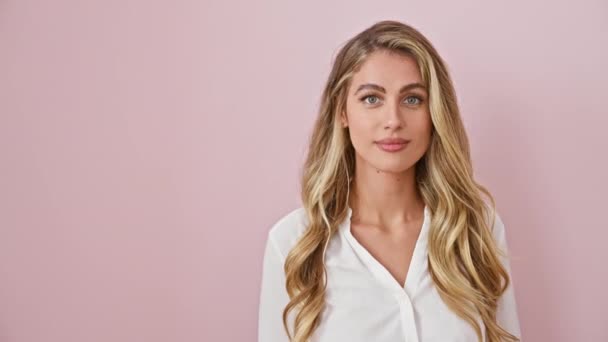 Užaslá Mladá Blondýnka Košili Radostně Ukazuje Stranou Vyhřívající Úžasném Objevu — Stock video