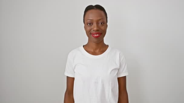 Pewna Siebie Afroamerykanka Podnosi Kciuki Uśmiechając Się Radośnie Odizolowane Białe — Wideo stockowe