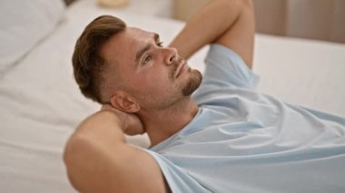 Sakallı, rahat bir genç adam evinde uzanıyor. Huzurlu bir yatak odasında dinlenme ve huzur tasvir ediyor..