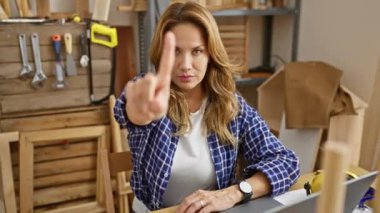 Atölyede homurdanan genç, güzel Latin kız, marangozluğun ortasında sert bir 