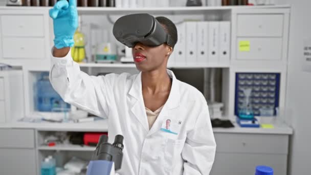 令人难以置信的非洲裔美国女科学家 戴着尖端的虚拟现实眼镜 在她繁忙的实验室里对研究进行了革命性的变革 — 图库视频影像