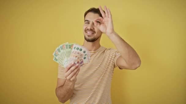 Radosny Młody Latynoski Mężczyzna Szczęśliwie Trzymający Pieniądze Pewnie Robiący Znak — Wideo stockowe