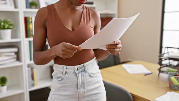 Odaklanmış Afro Amerikan Kadın Çalışan Belgelerini Okuyor Ofis Odasında Duruyor — Stok video