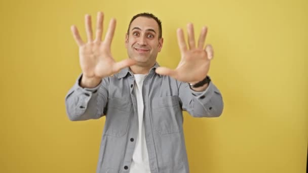 Jovem Hispânico Alegre Mostrando Com Confiança Número Nove Com Dedos — Vídeo de Stock