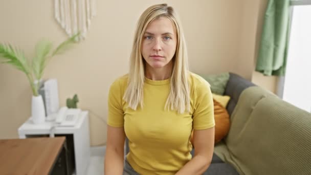 Tapfere Junge Frau Die Sich Selbstbewusst Innenraum Behauptet Blonde Schönheit — Stockvideo