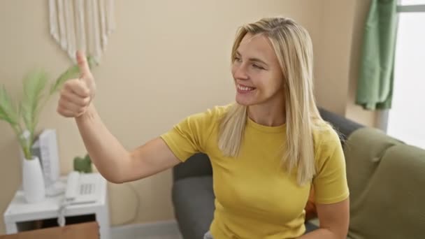 Wesoła Młoda Blondynka Dumnie Ubrana Shirt Szeroko Uśmiechnięta Kciukami Górze — Wideo stockowe