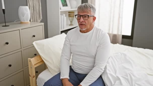Orta Yaşlı Gri Saçlı Pijamalı Bir Adam Yatak Odasında Hayal — Stok video