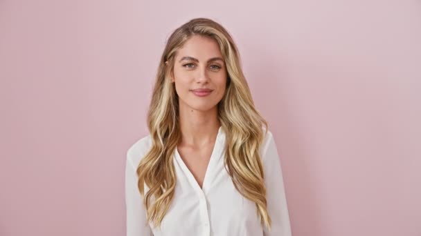 Niecierpliwa Młoda Blondynka Ubrana Koszulę Sprawdzająca Czas Odosobnione Różowe Tło — Wideo stockowe