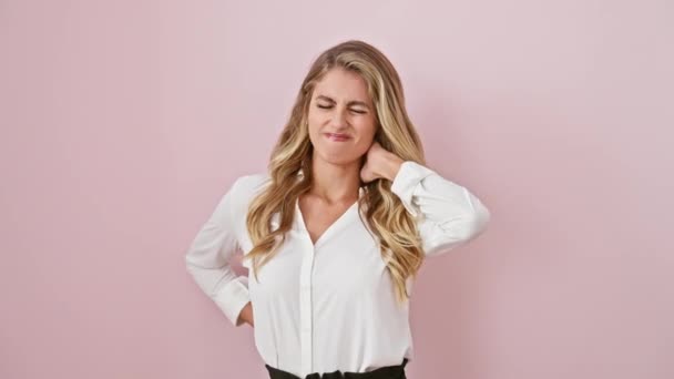 Strasznie Zestresowana Młoda Blondynka Koszuli Cierpiąca Ból Szyi Stojąc Masuje — Wideo stockowe