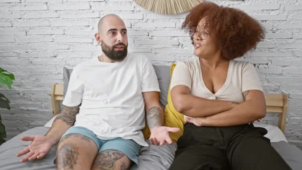 ベッドルームのベッドに座って 関係の問題を議論する美しいカップル — ストック動画