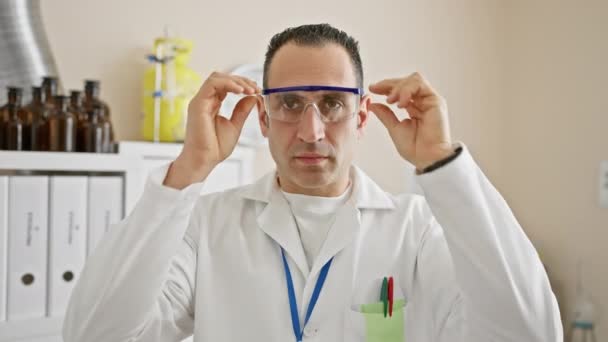 Uomo Scienziato Fiducioso Laboratorio Regola Occhiali Protettivi Pronti Ricerca Ambiente — Video Stock