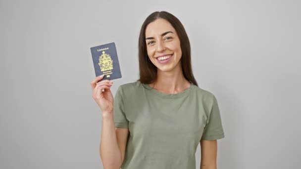 Joven Mujer Hispana Alegre Señalando Con Confianza Pasaporte Antes Viajar — Vídeos de Stock