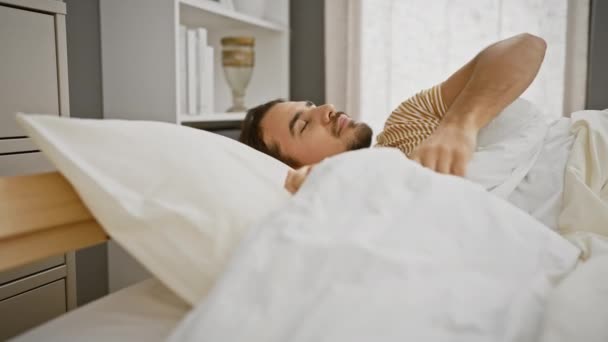 Yakışıklı Spanyol Asıllı Genç Adam Rahat Bir Yatak Odası Ortamında — Stok video