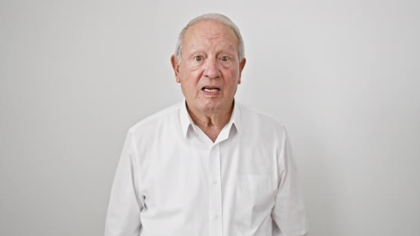 Älterer Mann Hemd Stehend Feiert Leistung Mit Glücklichem Lächeln Und — Stockvideo
