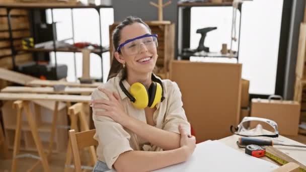 Joven Mujer Hispana Alegre Carpintería Radiantemente Sonriente Bellamente Usando Gafas — Vídeos de Stock