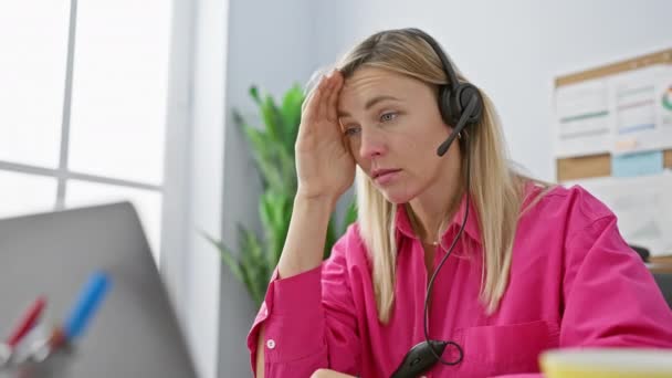 Mujer Estresada Camisa Rosa Con Auriculares Frente Computadora Portátil Trabajo — Vídeo de stock