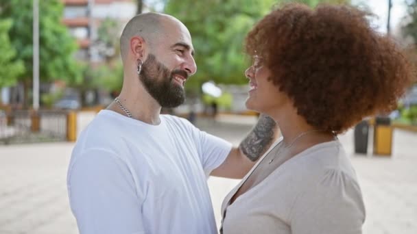 Beau Couple Profitant Une Journée Ensoleillée Dans Parc Souriant Tout — Video