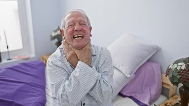 Пожилой Человек Пижаме Болезненным Выражением Лица Задыхающийся Задушенный Невидимым Нападением — стоковое видео