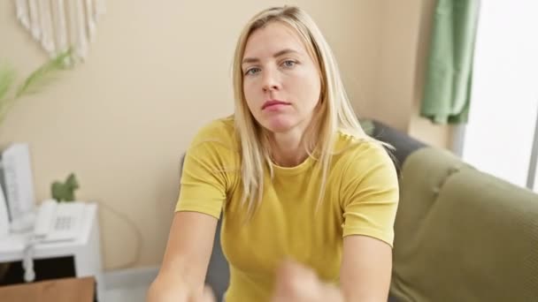 Kampfbereit Lässt Die Junge Blonde Frau Shirt Zur Verteidigung Die — Stockvideo