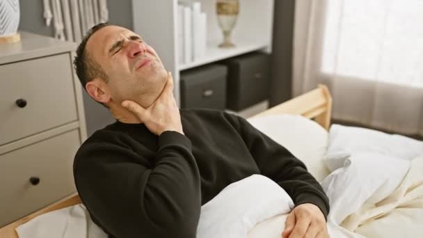 Boğaz Ağrısı Hastalığın Belirtilerini Gösteren Yatakta Yatarken Boğazını Tutarak Acı — Stok video