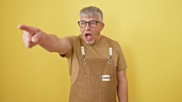 Homem Meia Idade Surpreso Com Cabelos Grisalhos Usando Óculos Avental — Vídeo de Stock