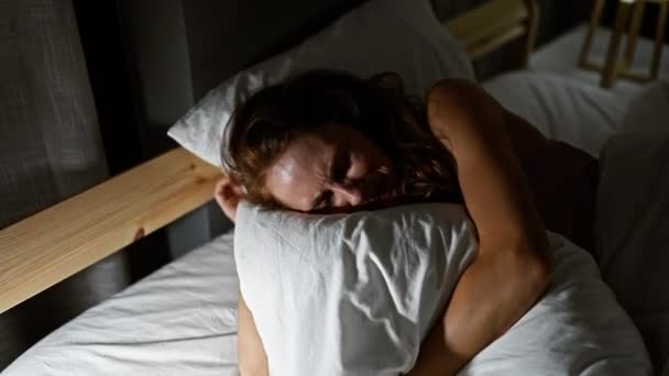 Розлючена Молода Жінка Обіймає Подушку Лежачи Ліжку Приміщенні Передаючи Відчуття — стокове відео