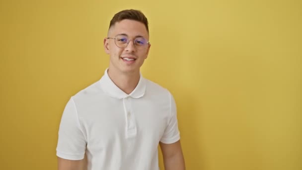 Atraktivní Mladý Hispánec Projevující Velkou Sebeúctu Tím Sebejistě Ukazuje Sebe — Stock video