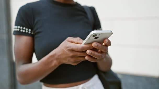 Mulher Afro Americana Atraente Absorvida Conversa Digital Usando Seu Telefone — Vídeo de Stock