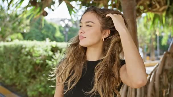 Ακτινικά Σίγουρη Νεαρή Ισπανίδα Γυναίκα Χτενίζει Χαρούμενα Μαλλιά Της Χέρι — Αρχείο Βίντεο