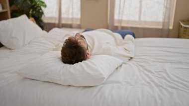 Sıcak bir sabah anı genç, yakışıklı İspanyol bir adamı yakalar, rahatça rahatlar ve kollarını yatakta gerer, evdeki yatak odasının samimi ortamında biraz sessiz vakit geçirir.