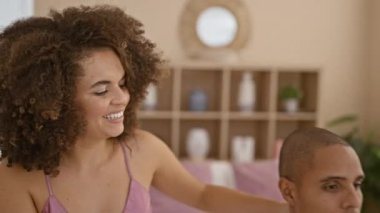 Güzel bir çift, sevgi ve gülücüklerle dolu, rahat yataklarında birlikte oturuyorlar, heyecanlı bir şekilde pozitif hamilelik testi tutuyorlar ve sıcak bir yatak odasına varıyorlar.