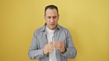 Kalbi kırık genç İspanyol bir adam ağlıyor, üzgün yüzünü elleriyle kapatıyor. Sarının üzerinde tek başına dururken, depresyon onu ele geçirir..
