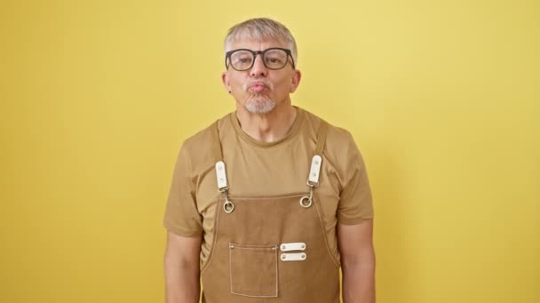 Medelålders Gråhårig Man Med Förkläde Och Glasögon Stående Och Tittar — Stockvideo