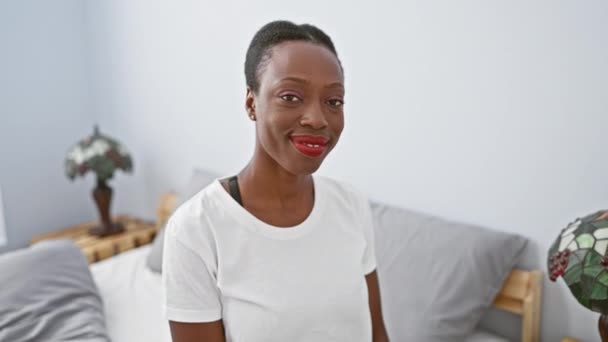 Fröhliche Afrikanisch Amerikanische Frau Liegt Bett Und Zeigt Freudig Mit — Stockvideo