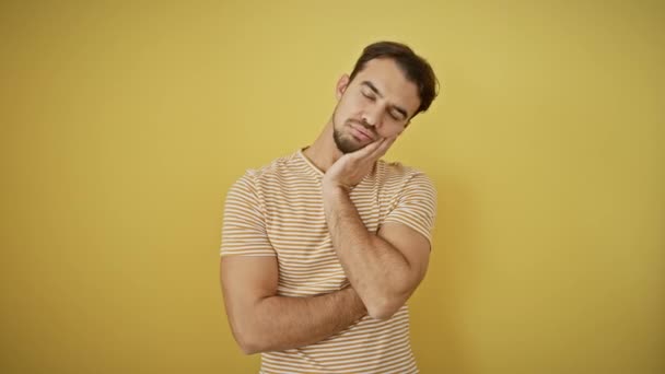 Uttråkad Trött Eller Deprimerad Randig Shirt Klädd Ung Latinamerikansk Man — Stockvideo