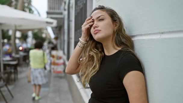 Znepokojená Mladá Hispánka Městský Portrét Jak Opírá Zeď Přemýšlivě Pochybuje — Stock video