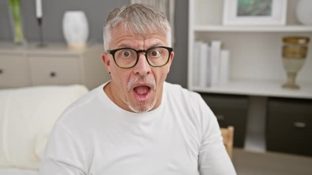 Astonished Scared Middle Age Grey Haired Man Wearing Pyjama Pyjama — Stock Video