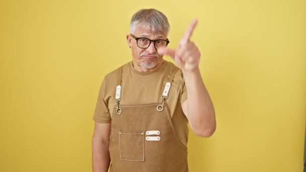 Grauhaariger Mann Mittleren Alters Mit Brille Und Schürze Beleidigt Die — Stockvideo
