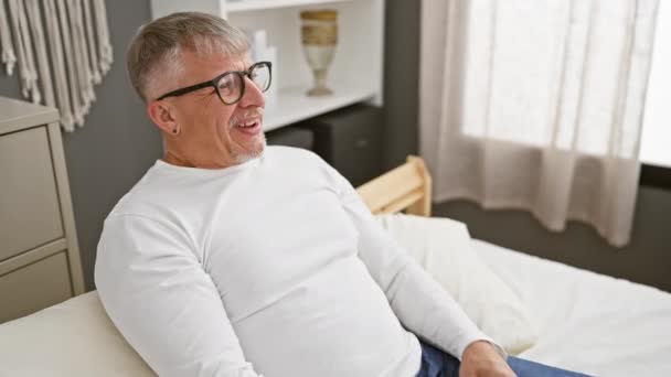 Hombre Pelo Gris Mediana Edad Pijama Riéndose Con Estruendo Señalándote — Vídeo de stock